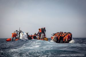 البحر المتوسط: بعد إنقاذها 116 مهاجرا من الغرق ” أوشن فايكنغ” تبحث عن ميناء آمن