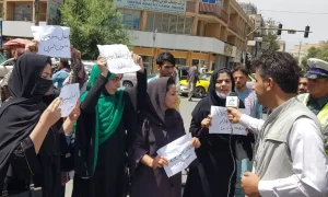 “كامرأة، أشعر أنني ضحية هذه الحرب السياسية التي بدأها الرجال / الآن عليّ أن أحرق ما كنت أقوم ببنائه منذ 24 عامًا” – شهادة طالبة أفغانية لصحيفة الغارديان