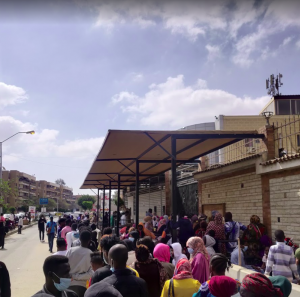 رحلة اللجوء في مصر: بين صعوبة الحصول على الخدمات أو التعرض للتضليل والاحتيال أمام مكاتب المفوضية