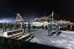 وصول قارب صيد متهالك طوله (١٥ متراً) هو الأكبر منذ سنوات، يحمل ما يقارب من 700 مهاجر/ة إلى جزيرة لامبيدوزا الإيطالية