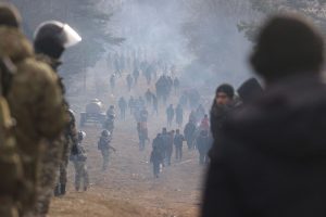 ” اللاجئون ليسوا ورقة ضغط سياسي ” – ما الذي يحدث على الحدود البيلاروسية البولندية؟