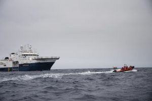 “ممر غير آمن”، وثائقي يلتقط رحلة المهاجرين/ات المؤلمة وسط البحر الأبيض المتوسط، اكبر مقبرة حدودية في العالم.
