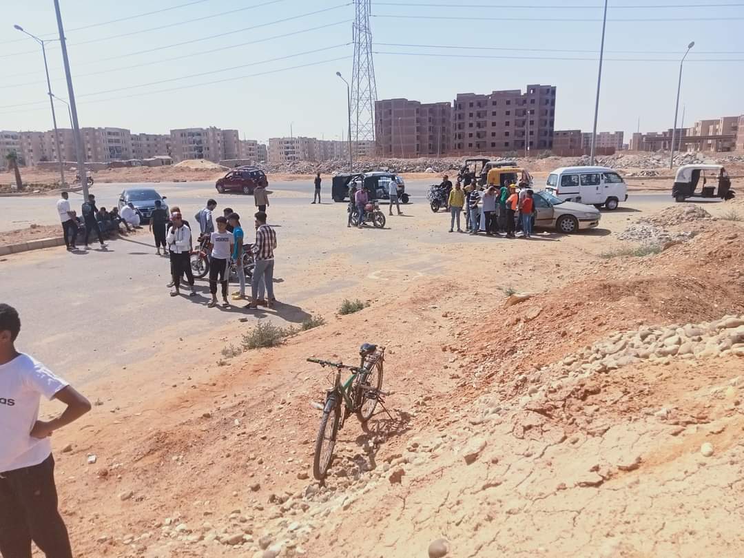 Photo: People gather at the moment the body of a tuk-tuk driver was found dead in the 6th of October City, Tuesday 17 May 2022. Source: Social media ©