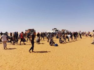 طرد غير قانوني: إبعاد (267) مهاجر سوداني وتشادي من ليبيا إلي بلادهم بإستخدام شاحنات عبر الصحراء