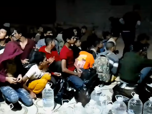 ليبيا: العثور على عشرات الأطفال ضمن (287) مهاجر مصري كانوا محتجزين داخل مزرعة … وشهادات عن تعرضهم للتعذيب