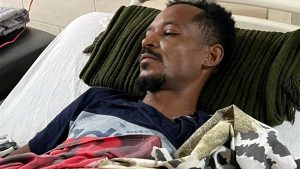 “أحمد المدثر” شاب سوداني بترت يده لينقذ سيدة مصرية من الموت أسفل عجلات قطار في أسيوط