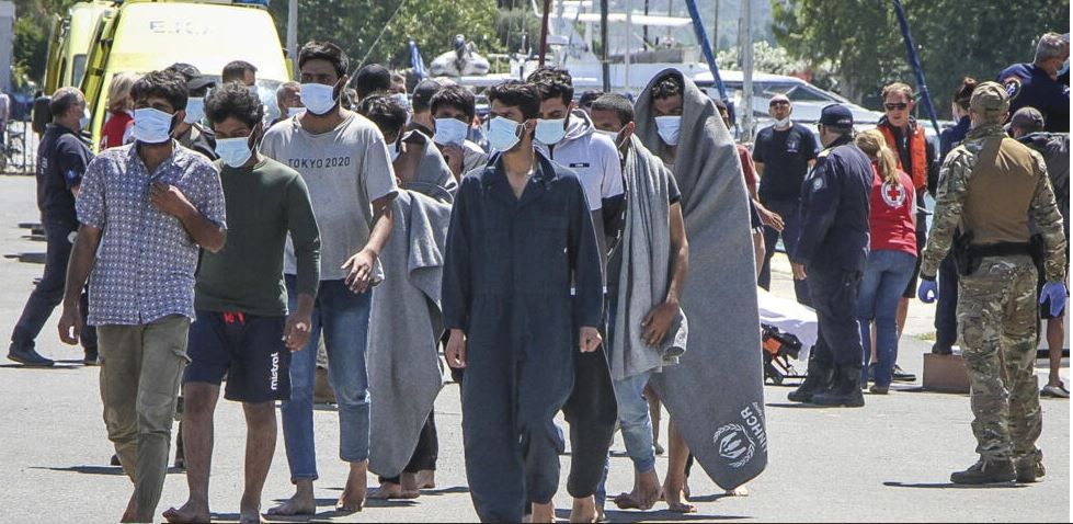 ناجون يصلون الى ميناء كالاماتا بعد غرق زورق يقل عشرات المهاجرين قبالة سواحل اليونان في 14 حزيران/يونيو 2023. يوروكينيسي/ا ف ب ©